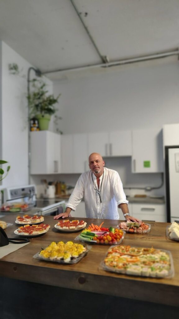 Sébastien Dussault lors de la journée portes ouvertes du Café Fleur de mai. Photo : courtoisie de Sébastien Dussault.
